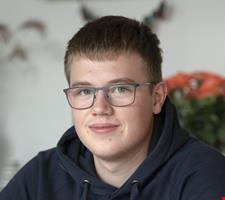 17-årige Asger Degn, der bor i Ravnkilde i Rebild Kommune må ikke tage i skole på HTX i Aars i Vesthimmerlands Kommune - derfor kan han regne med ekstra undervisning, når der engang lukkes op for kommunegrænserne